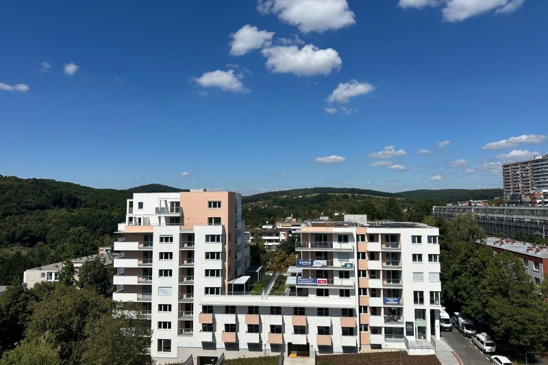 1+KK NOVOSTAVBA S BALKONEM, STRÁNĚ