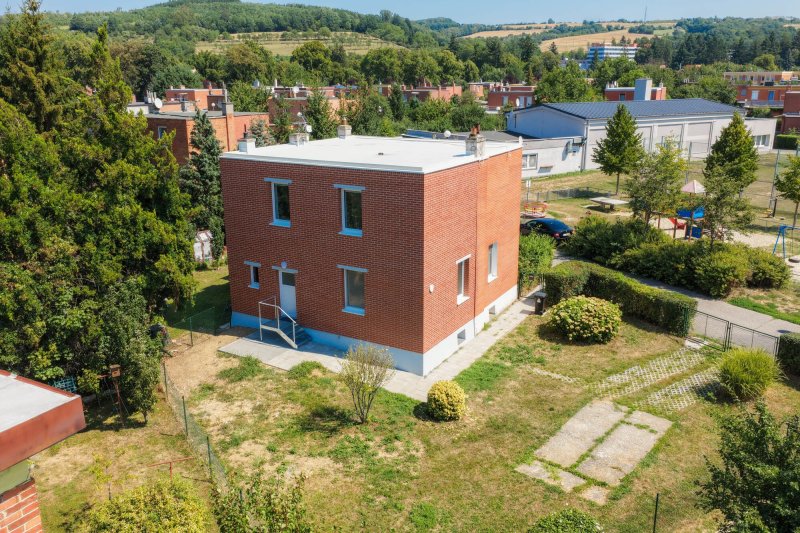1/2 domek po kompletní rekonstrukci Podvesná, zahrada, 2x parkování