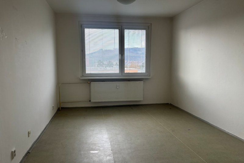 1+1 ULICE NAD STRANĚMI, NEZAŘÍZENÝ BYT S VÝHLEDEM