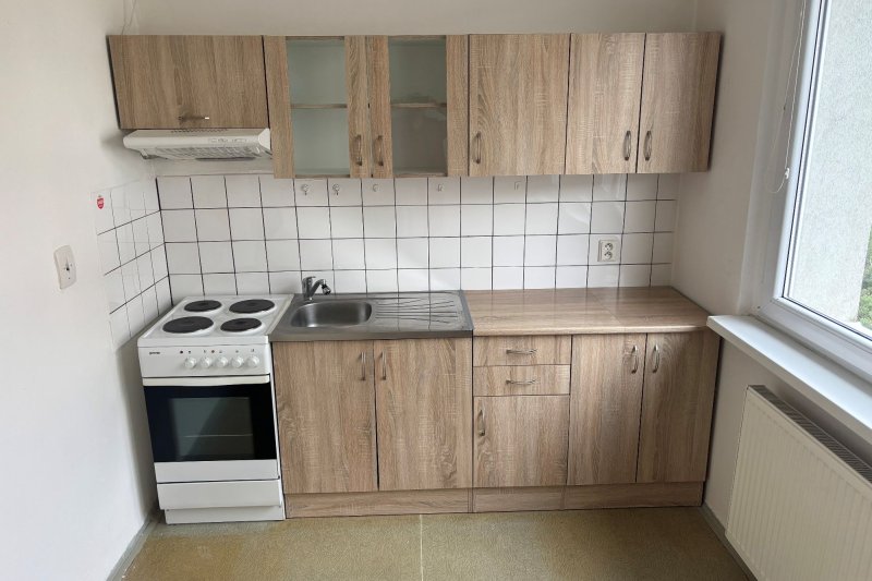 1+1 ULICE NAD STRANĚMI, NEZAŘÍZENÝ BYT S VÝHLEDEM