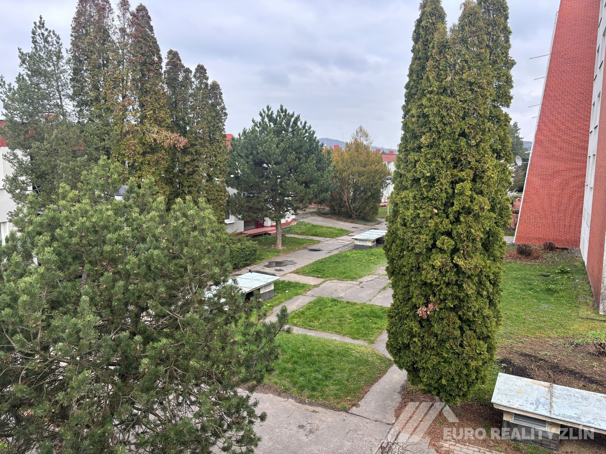 1+1 ULICE NAD STRANĚMI, NEZAŘÍZENÝ BYT S VÝHLEDEM
