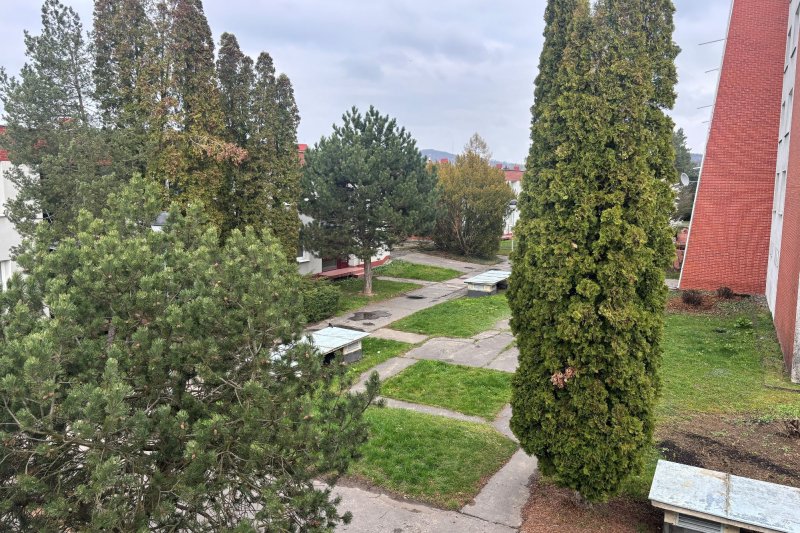 1+1 ULICE NAD STRANĚMI, NEZAŘÍZENÝ BYT S VÝHLEDEM