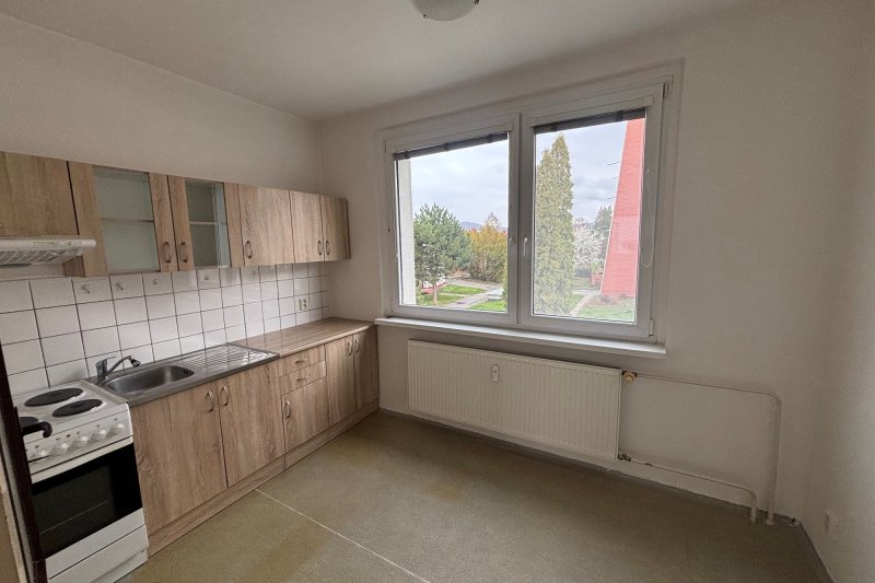 1+1 ULICE NAD STRANĚMI, NEZAŘÍZENÝ BYT S VÝHLEDEM