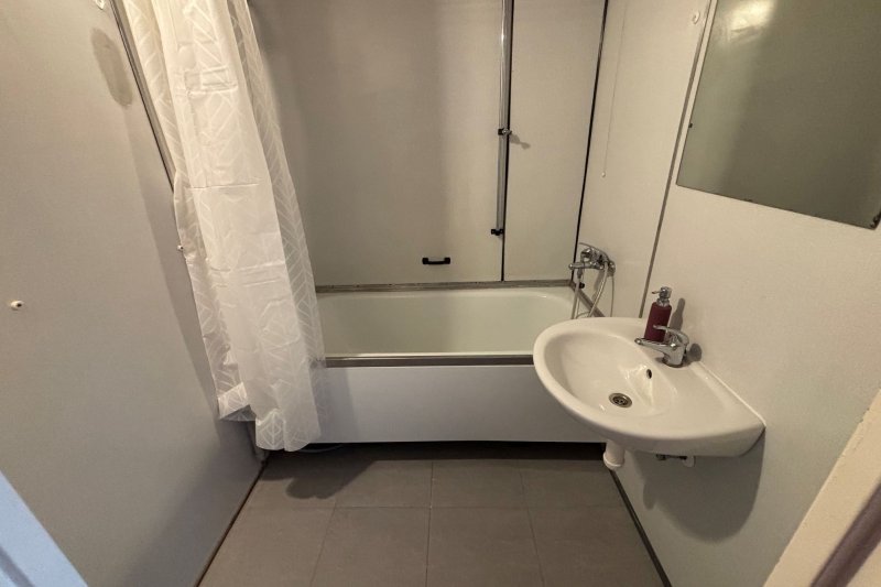 1+1 ULICE NAD STRANĚMI, NEZAŘÍZENÝ BYT S VÝHLEDEM
