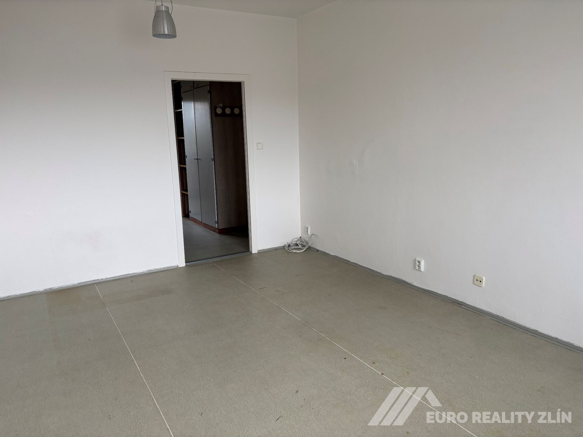 1+1 ULICE NAD STRANĚMI, NEZAŘÍZENÝ BYT S VÝHLEDEM