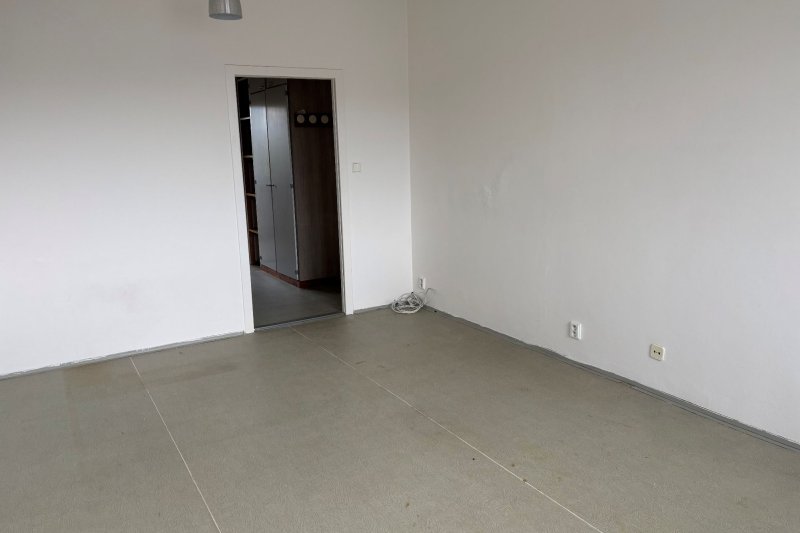 1+1 ULICE NAD STRANĚMI, NEZAŘÍZENÝ BYT S VÝHLEDEM