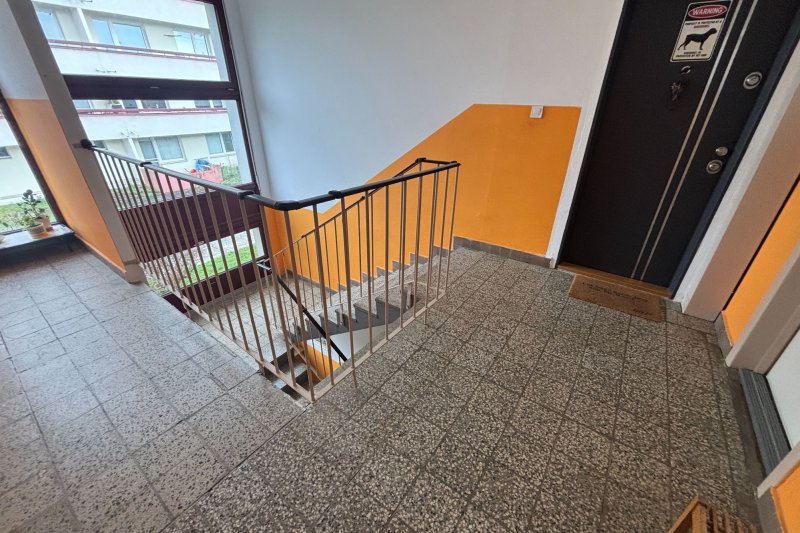 1+1 ULICE NAD STRANĚMI, NEZAŘÍZENÝ BYT S VÝHLEDEM