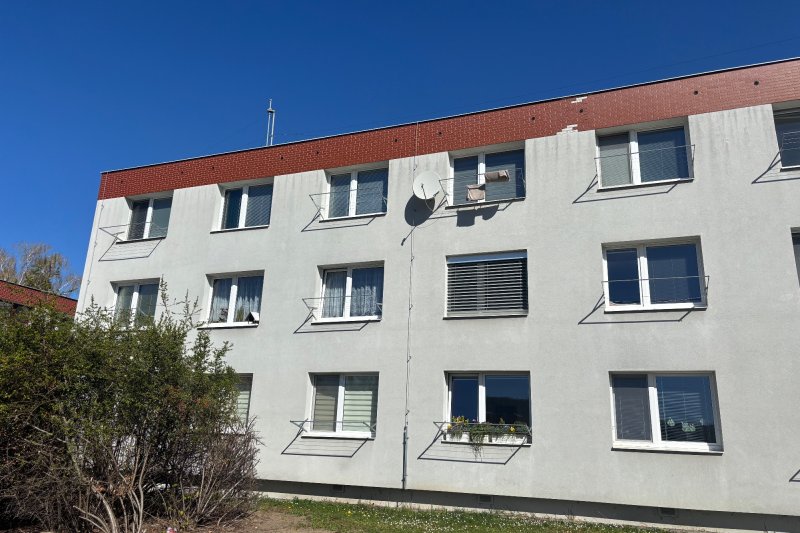 1+1 ULICE NAD STRANĚMI, NEZAŘÍZENÝ BYT S VÝHLEDEM