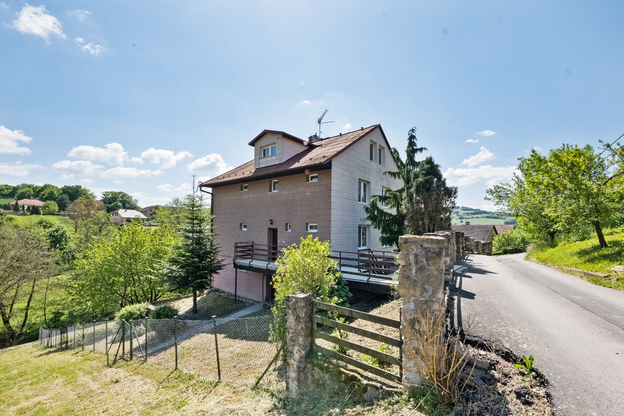 Prodej RD se zahradou v krásném prostředí obklopeném zelení