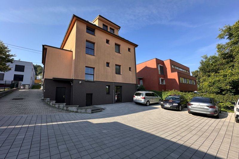 Kancelářské prostory 48m2 - 3x kancelář s parkingem