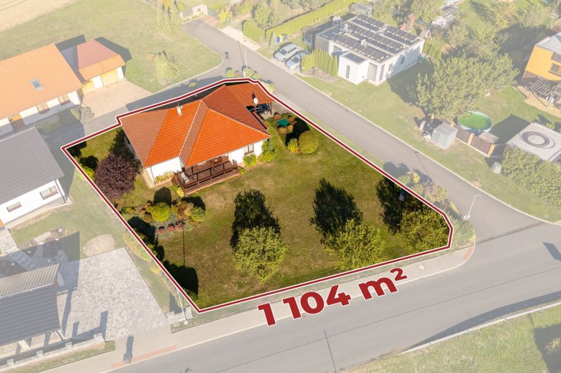 Novostavba RD 4+1 Veselá u Zlína, 2 parkovací zastřešená stání, krásné místo 
