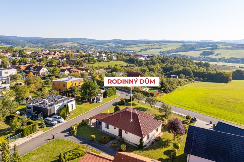 Novostavba RD 4+1 Veselá u Zlína, 2 parkovací zastřešená stání, krásné místo 