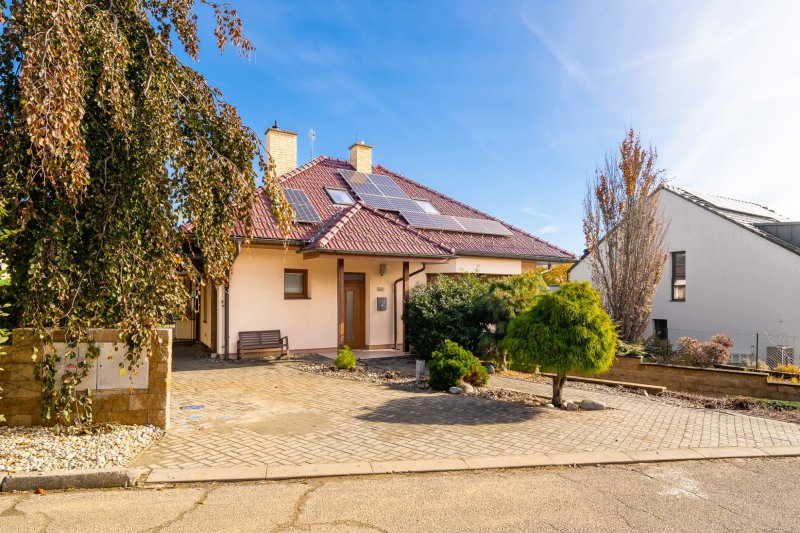 Rodinný dům s novým podkrovím a krásnou zahradou - Zlín, Kostelec