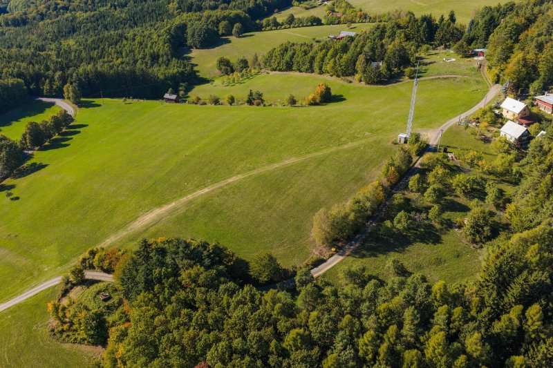 Pozemek 4 495 m² v Podkopné Lhotě – jižní orientace a krásné výhledy