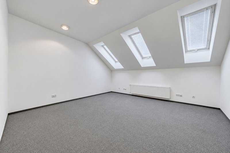 Pronájem reprezentativního komerčního objektu, 477 m2, parkování, Zlín