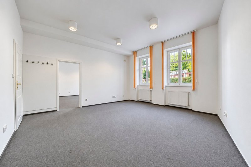 Pronájem reprezentativního komerčního objektu, 477 m2, parkování, Zlín