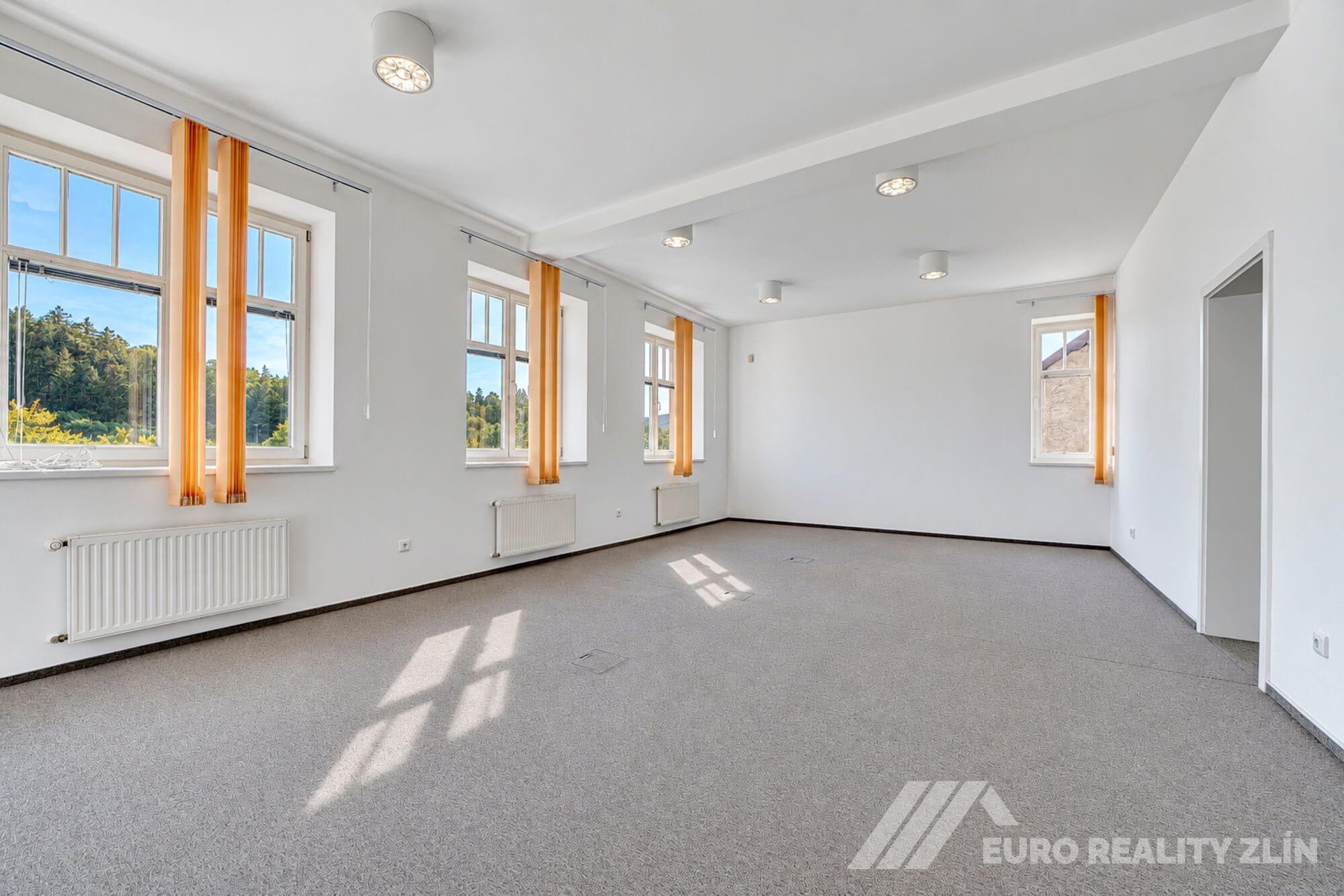 Pronájem reprezentativního komerčního objektu, 477 m2, parkování, Zlín