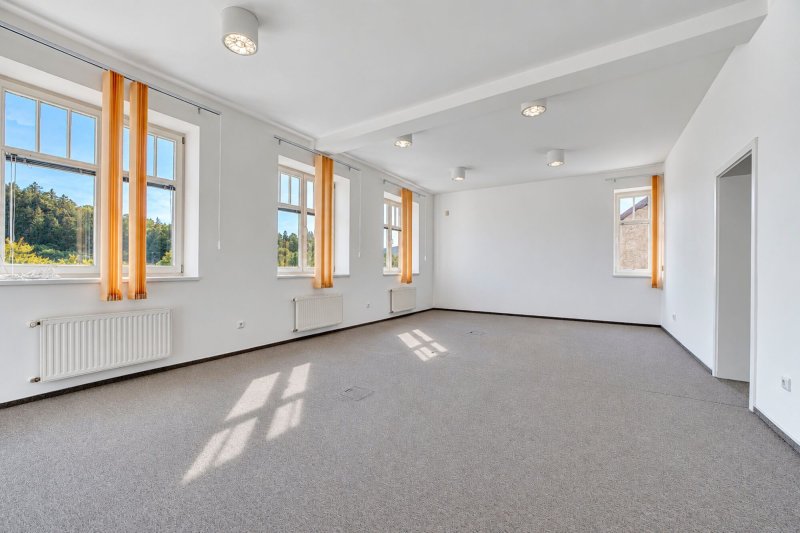 Pronájem reprezentativního komerčního objektu, 477 m2, parkování, Zlín