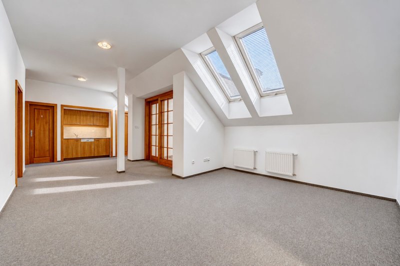 Pronájem reprezentativního komerčního objektu, 477 m2, parkování, Zlín