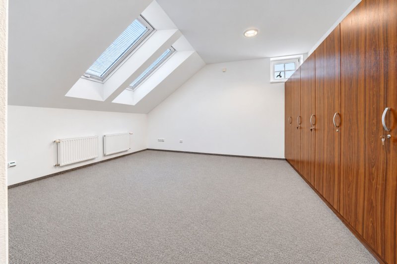 Pronájem reprezentativního komerčního objektu, 477 m2, parkování, Zlín