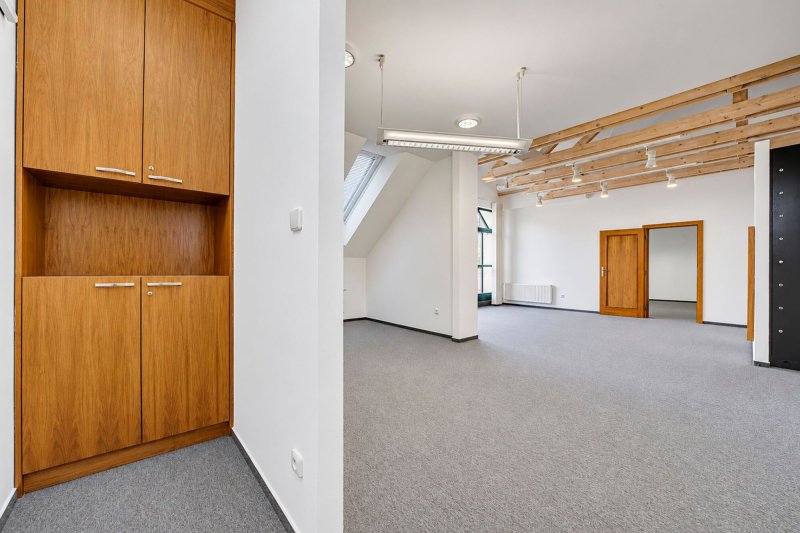 Pronájem reprezentativního komerčního objektu, 477 m2, parkování, Zlín