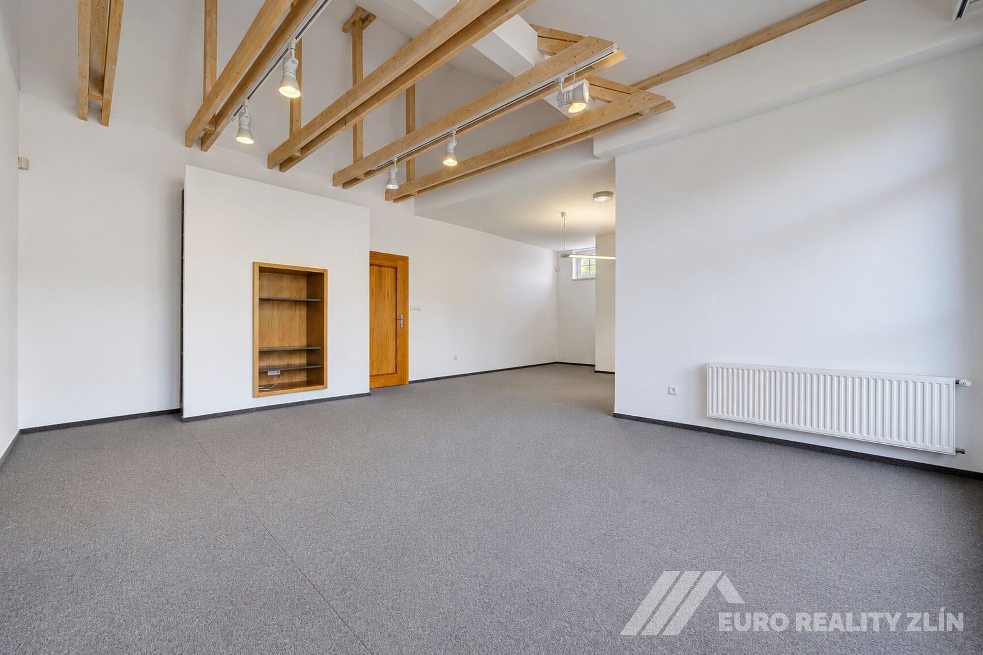 Pronájem reprezentativního komerčního objektu, 477 m2, parkování, Zlín