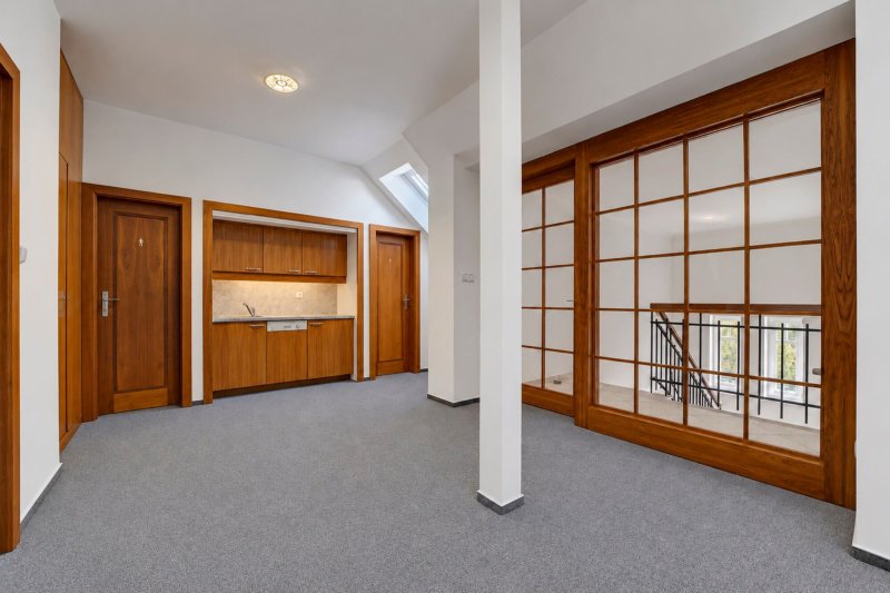 Pronájem reprezentativního komerčního objektu, 477 m2, parkování, Zlín