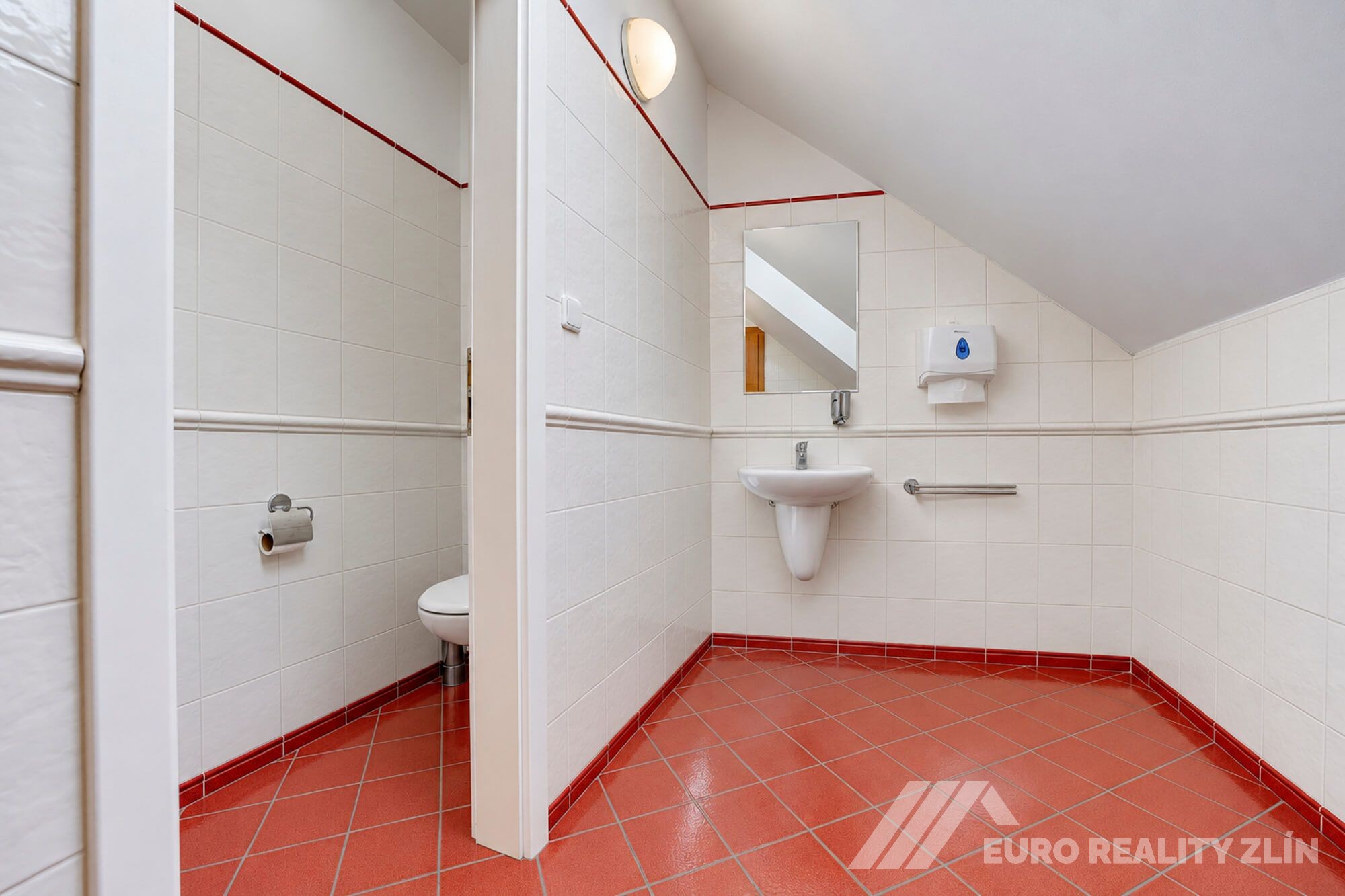Pronájem reprezentativního komerčního objektu, 477 m2, parkování, Zlín