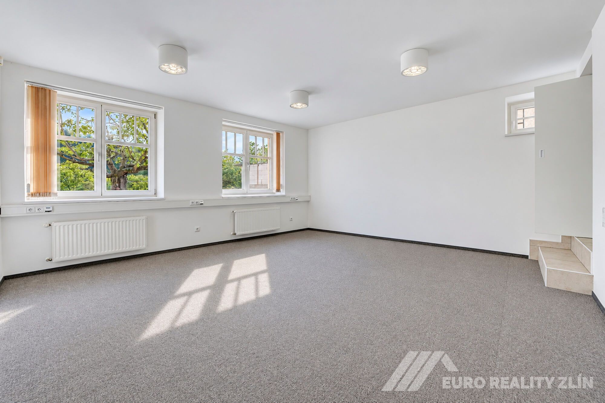 Pronájem reprezentativního komerčního objektu, 477 m2, parkování, Zlín