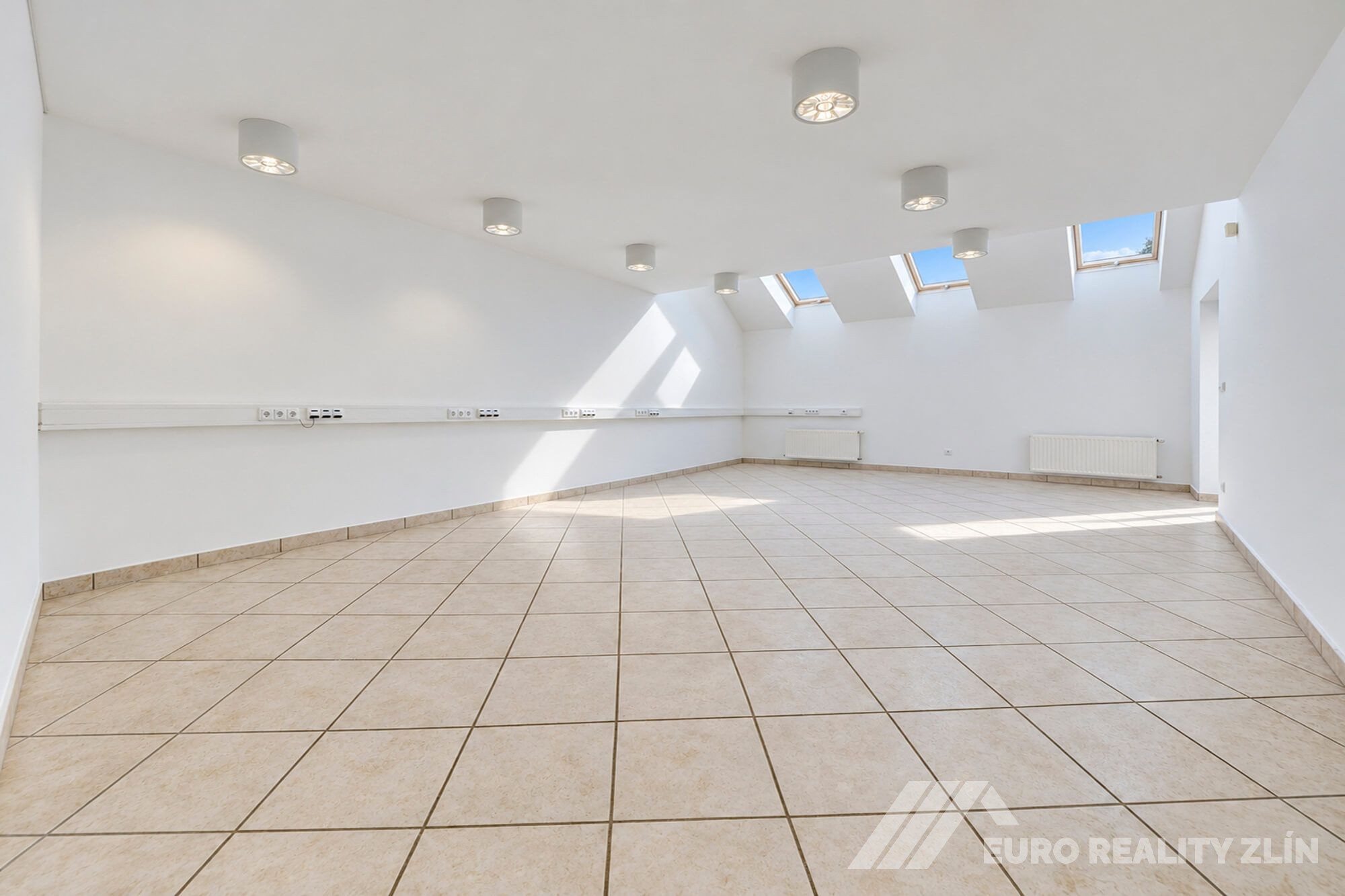 Pronájem reprezentativního komerčního objektu, 477 m2, parkování, Zlín
